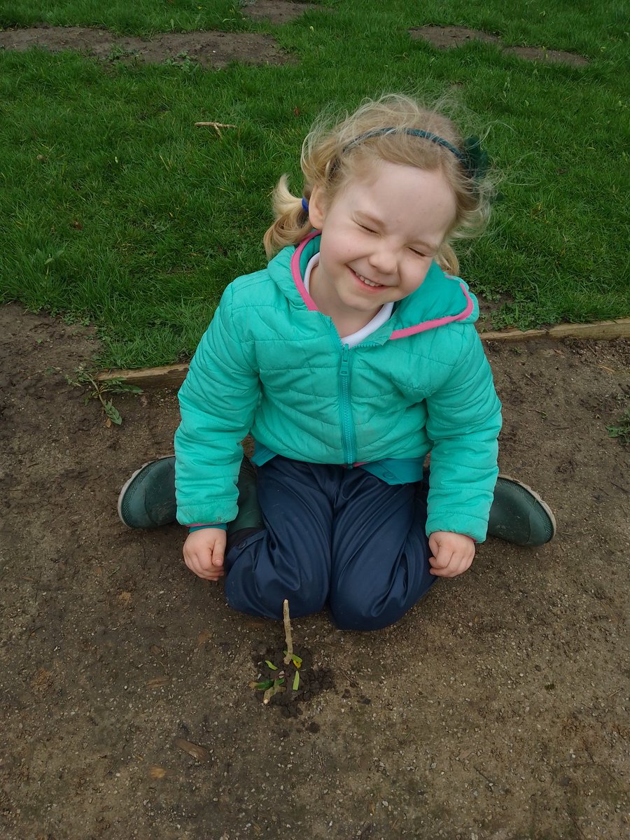 BeethamSchool's tweet photo. EYFS had their art on the school field today, they collected lots of natural materials and created their own designs, there was a  Bird house,  people, a desert island, a flower garden and a ghost! https://t.co/7ztBuR9232