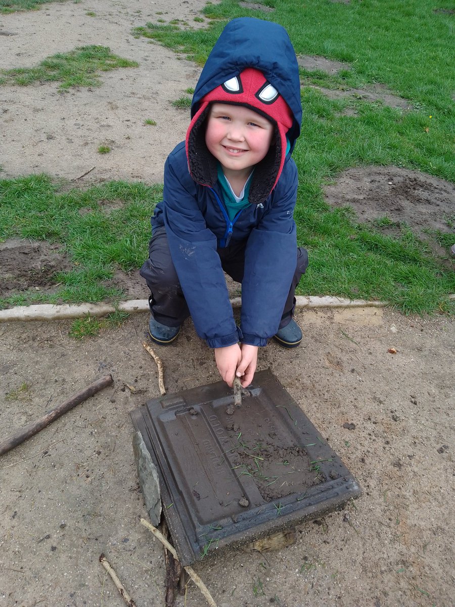 BeethamSchool's tweet photo. EYFS had their art on the school field today, they collected lots of natural materials and created their own designs, there was a  Bird house,  people, a desert island, a flower garden and a ghost! https://t.co/7ztBuR9232