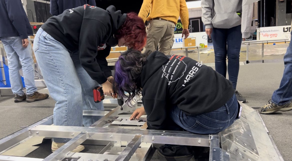 MARS_2614's tweet photo. MARS was glad to help set up the field on load in day! We’re CHARGED UP and excited to be here for the Smoky Mountains Regional in Knoxville! #martiansmakingadifference #robots #omgrobots #stemsquad #FRC #STEM https://t.co/jnCdoBPAvG