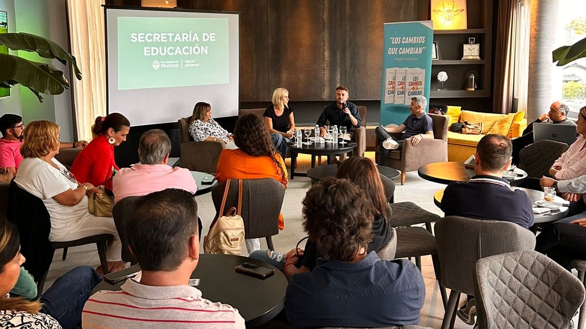 sergesiciliano's tweet photo. Estuve presentando mi libro acompañado por un grupo de docentes de Pinamar, Dolores, Mar del Plata, Partido de la Costa

¡Muchas gracias por recibirme!
Siempre es un placer escuchar y compartir con personas comprometidas con el futuro 💪🏻 https://t.co/1B9cw05TAQ