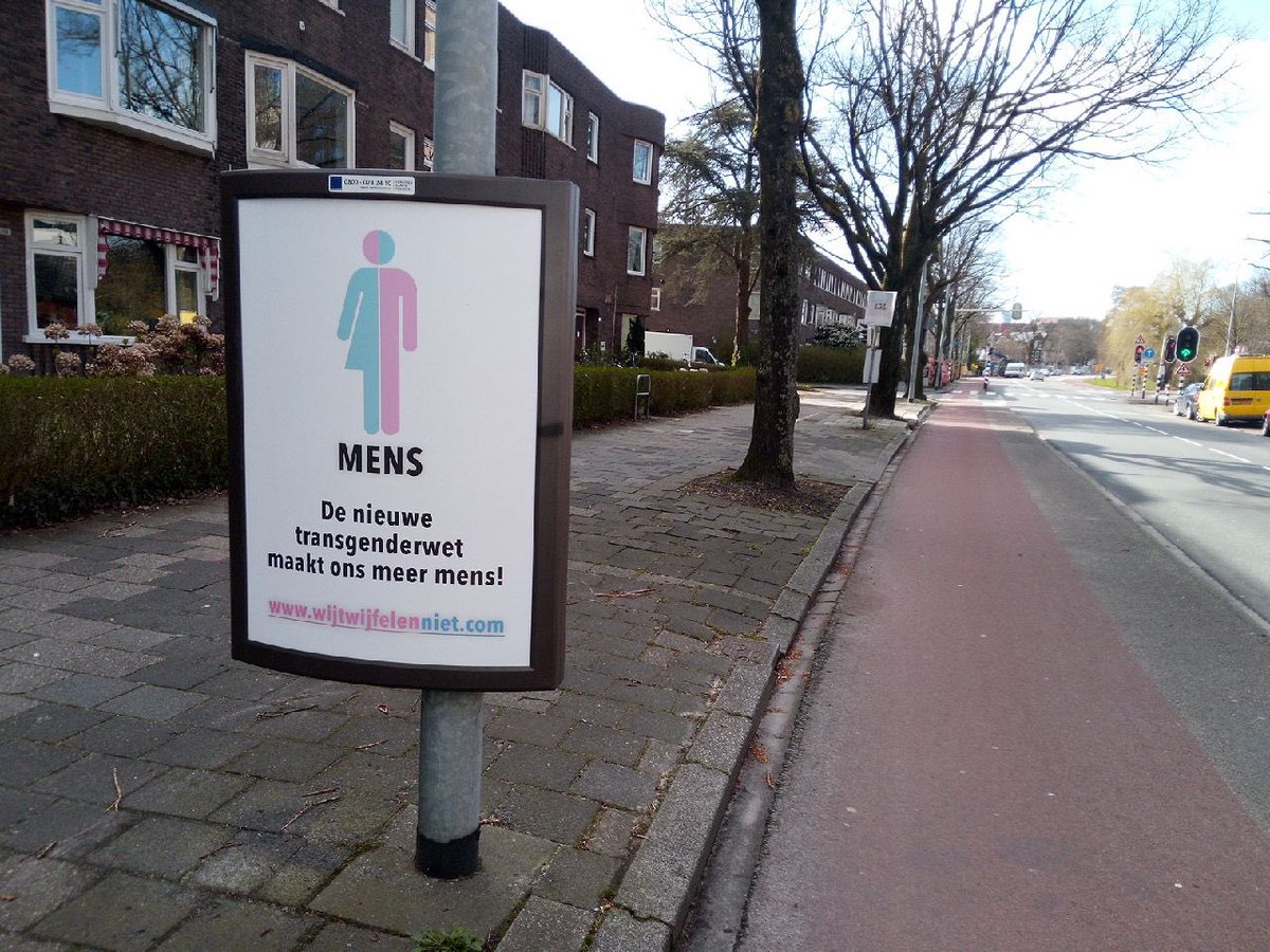 amsterdampride's tweet image. Deze week zijn wij onze landelijke campagne begonnen en hebben heel Nederland vol gehangen met onze posters. Wil je de waarheid weten achter de nieuwe transgenderwet, bezoek de website wijtwijfelenniet.com