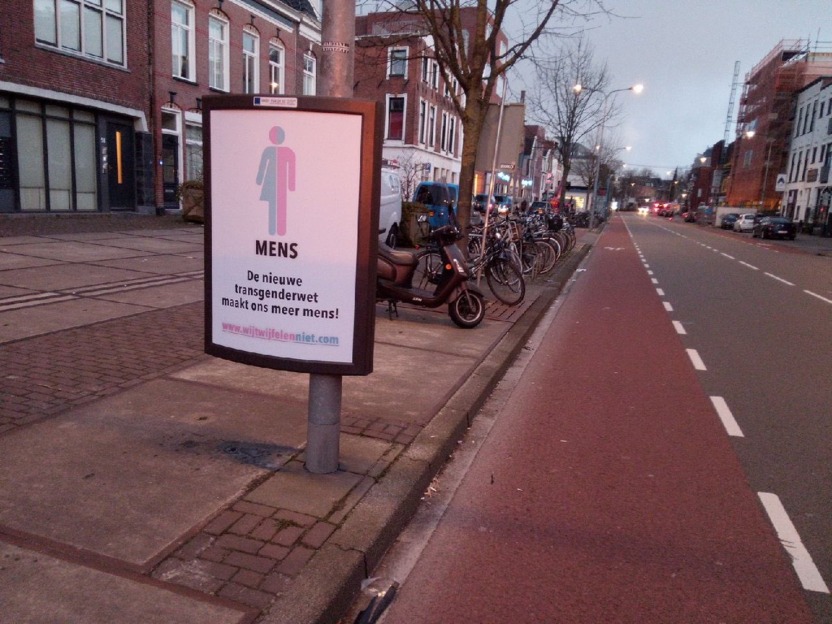 amsterdampride's tweet image. Deze week zijn wij onze landelijke campagne begonnen en hebben heel Nederland vol gehangen met onze posters. Wil je de waarheid weten achter de nieuwe transgenderwet, bezoek de website wijtwijfelenniet.com