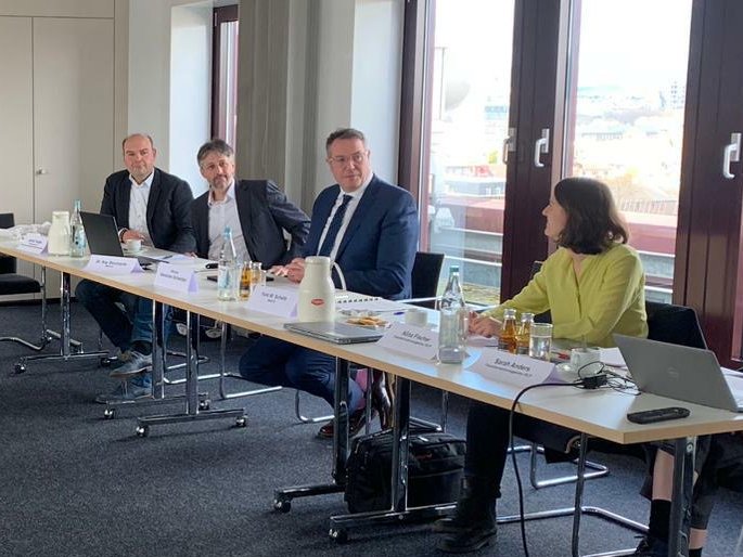 mastd_rlp's tweet image. Seit Ende 2022 unterstützen die #Transformationsbegleiter Beschäftigte &amp;amp; Betriebe dabei, passende Weiterbildungsangebote im Wandel der Arbeitswelt zu finden. Mit der #Transformationsagentur &amp;amp; @Alex_Schweitzer  tauschten sie sich heute über bisherige Erfahrungen aus. #transformRLP