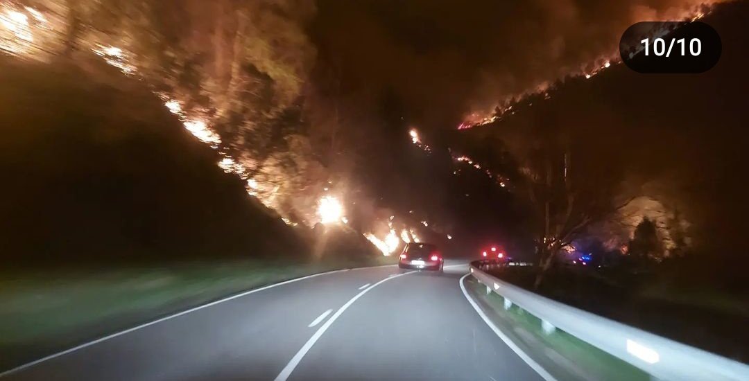 espinadecactus's tweet photo. Valdés, mi segunda casa, en llamas 💔
Fotos de su alcalde, Óscar Perez 

OCCIDENTE DE ASTURIAS https://t.co/aaFmjbEyyY