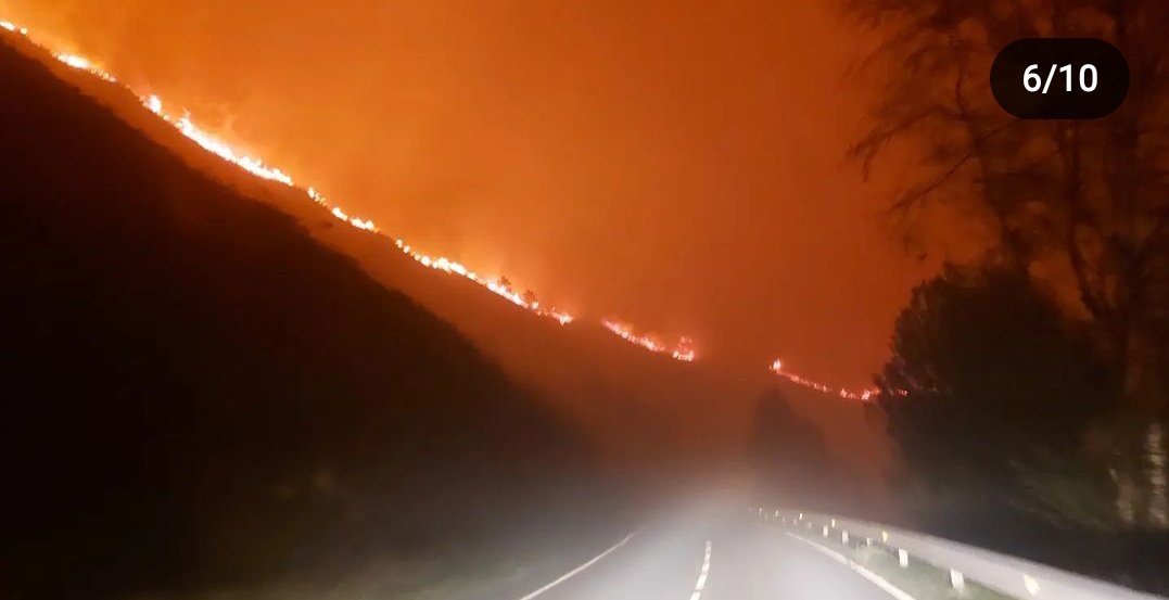 espinadecactus's tweet photo. Valdés, mi segunda casa, en llamas 💔
Fotos de su alcalde, Óscar Perez 

OCCIDENTE DE ASTURIAS https://t.co/aaFmjbEyyY