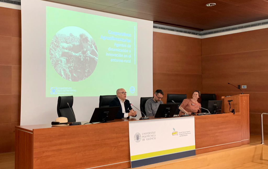 eamnupv's tweet photo. #SemanaUniversitariaES
🔵Esta mañana hemos conocido los motivos que han hecho que la @coopviver en Castellón, se haya erigido como un caso de éxito para el #cooperativismo y sector #agroalimentario.
😀Sin duda un ejemplo a seguir que permite fijar la población de la zona. https://t.co/nwGKV4suKj