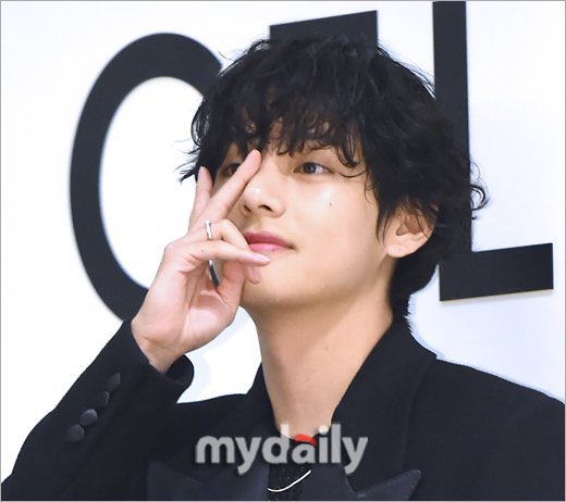 DailylofV's tweet photo. Taehyung at Celine photocall a thread: 

CELINE BOY TAEHYUNG
#TAEHYUNGxCELINE https://t.co/BXnPAV8VBY