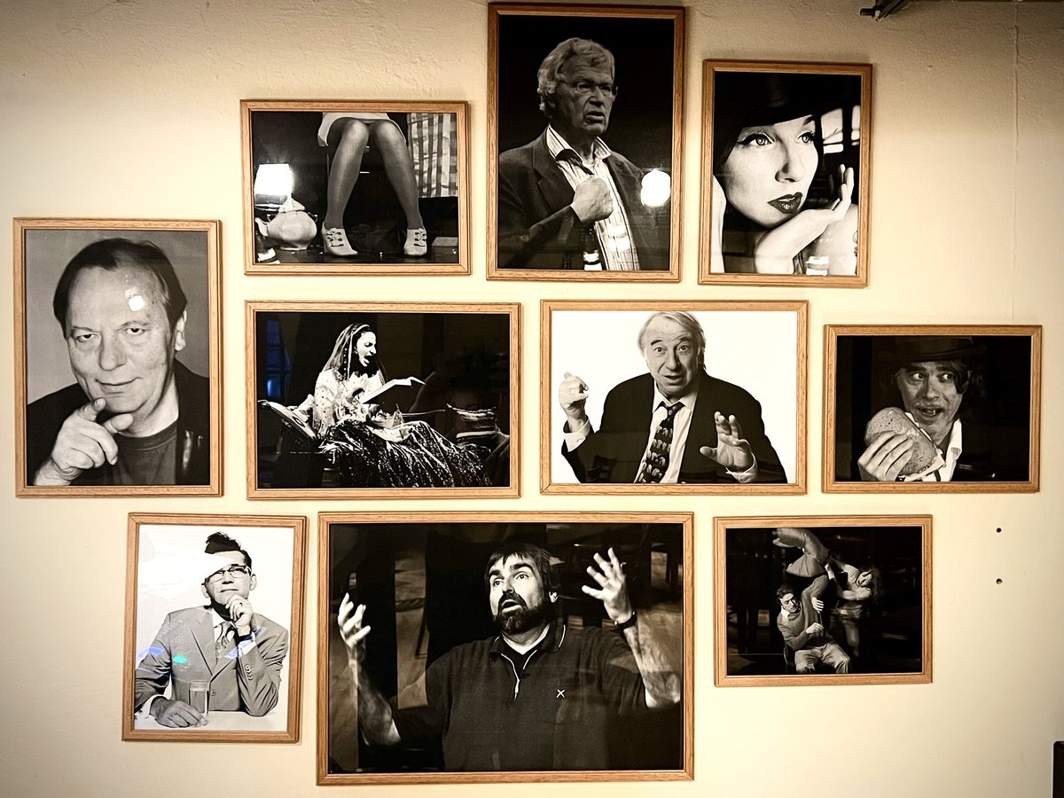 Schön war‘s wieder, in der Lagerhalle Osnabrück! 👌✨ Hier im Spitzbogen. Nächstes Mal am 29. Februar 2024, dann wieder im Saal. (Zweites Foto, Tür mit Schriftzug, von Nicky Seidenglanz.)