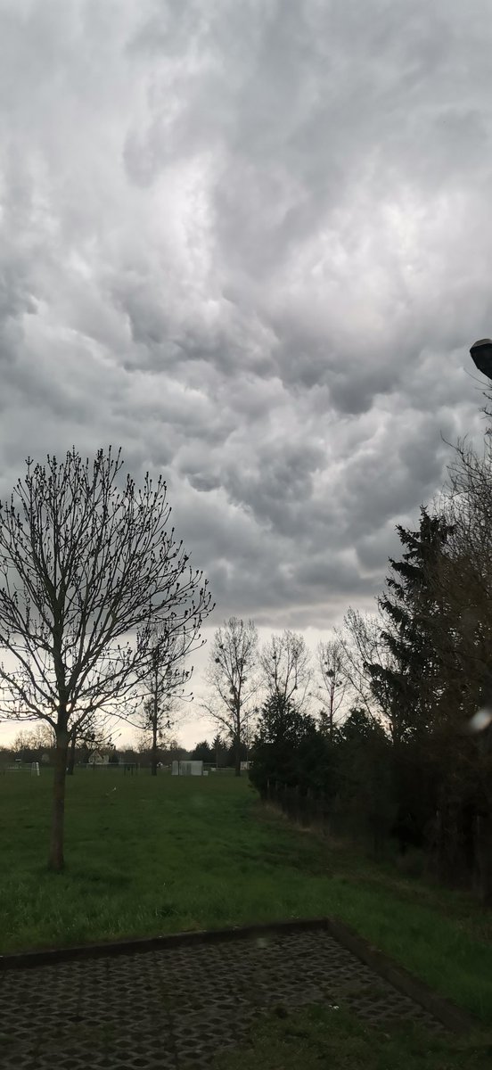 genionmaik's tweet photo. Sind das schon Mammut Wolken?
@Kachelmannwettr

15:31 über Aken/Elbe Sachsen-Anhalt https://t.co/x7Wh9R7VdZ