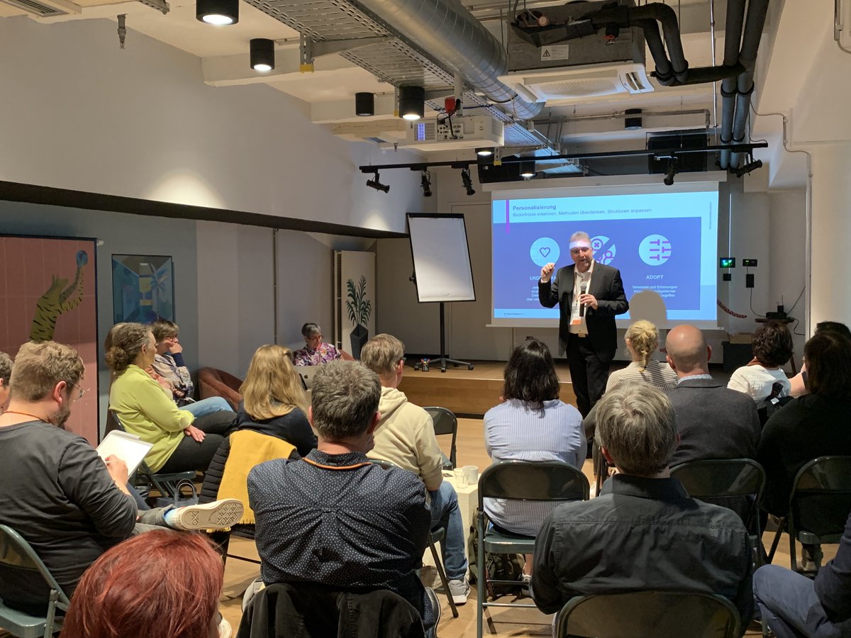 ForumBilDig's tweet photo. @FugmannMartin beim Auftakt des #LabBD 23: Transformation heißt nichts anderes als Formveränderung. Schulen brauchen Flexibilität, um diese Veränderung realisieren zu können. Wie das gelingen kann, darüber wollen wir heuten &amp; morgen diskutieren: https://t.co/6wRpD8qNkY #twlz https://t.co/wvkVYk1OHL