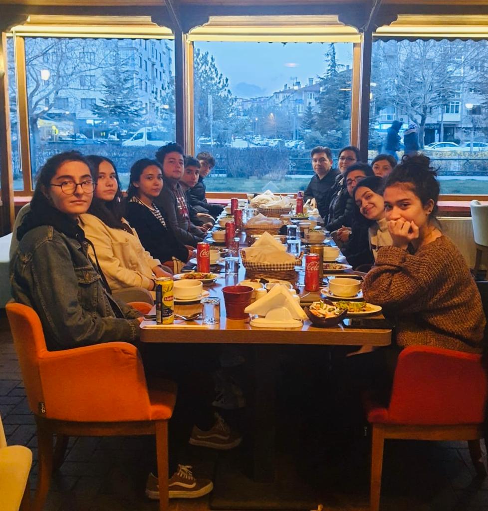 Hatay,Malatya,Adıyaman ve Kahramanmaraş’tan gelen öğrencilerimizin oryantasyon sürecini desteklemek  ve  şehrimizi  tanıtmak  amacıyla, ilimizin kültürel mekanlarına ziyaretler gerçekleştirildik ve Eskişehir Öğretmenevinde iftar yaptık.