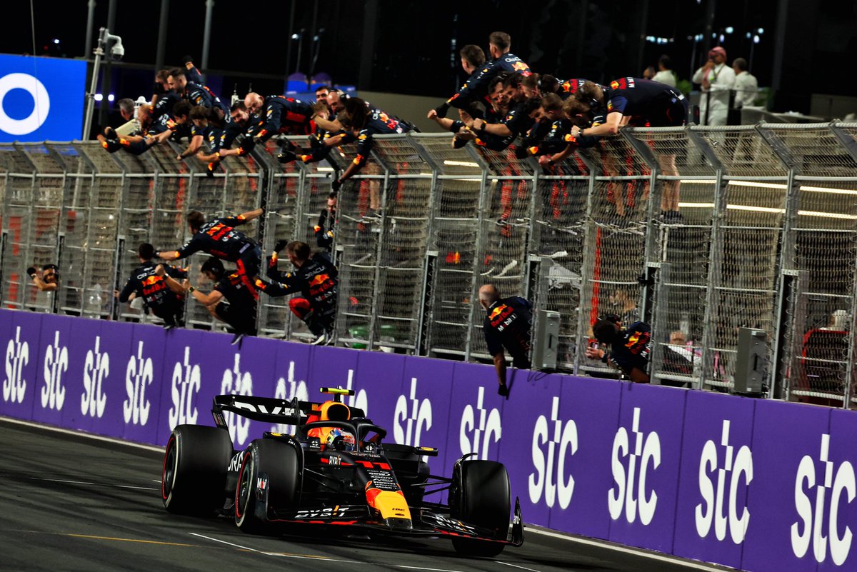 F1Katt's tweet photo. 🚨ADIÓS CELEBRACIONES EN PITWALL🚨

La FIA ha comunicado los siguiente:

“Está prohibido que el personal se suba a las vallas del pitwall en cualquier momento. Cualquier acción de un equipo que infrinja esta prohibición será informada a los Comisarios Deportivos”. https://t.co/exEoCVC2Lt
