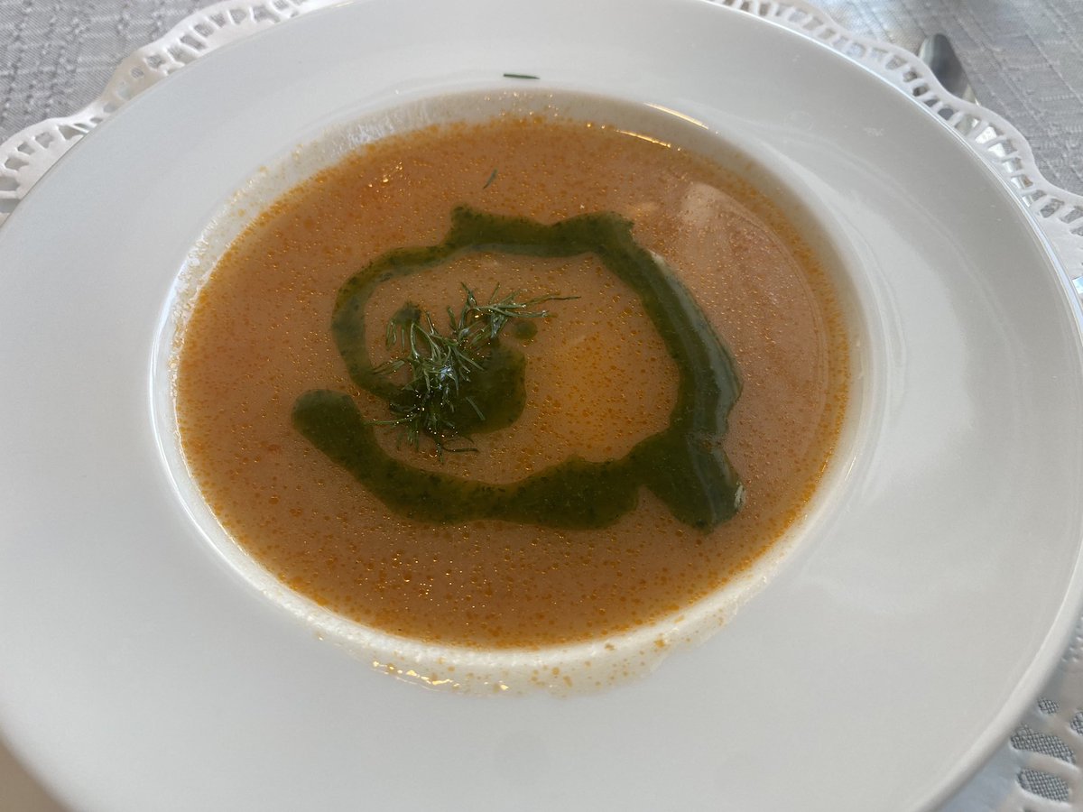 YrjoAho's tweet photo. @MakeCorner @TuomasEnbuske 12 euroa, toki ilman shamppanjaa. Katkaravut ovat tuossa alkukeitossa. #juntti #elämä n riemuja https://t.co/Squ09jJNxk