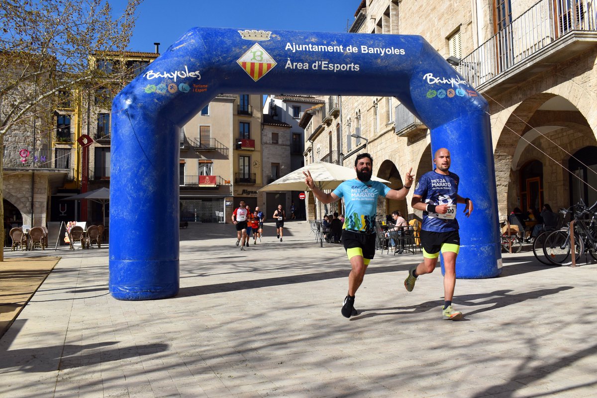 📸🔝Amb les fotos d'en Pere Torres del pas de la Mitja per la Plaça Major completem l'àlbum d'aquest any!

👉flic.kr/s/aHBqjAxkWG

#21kPladelEstany