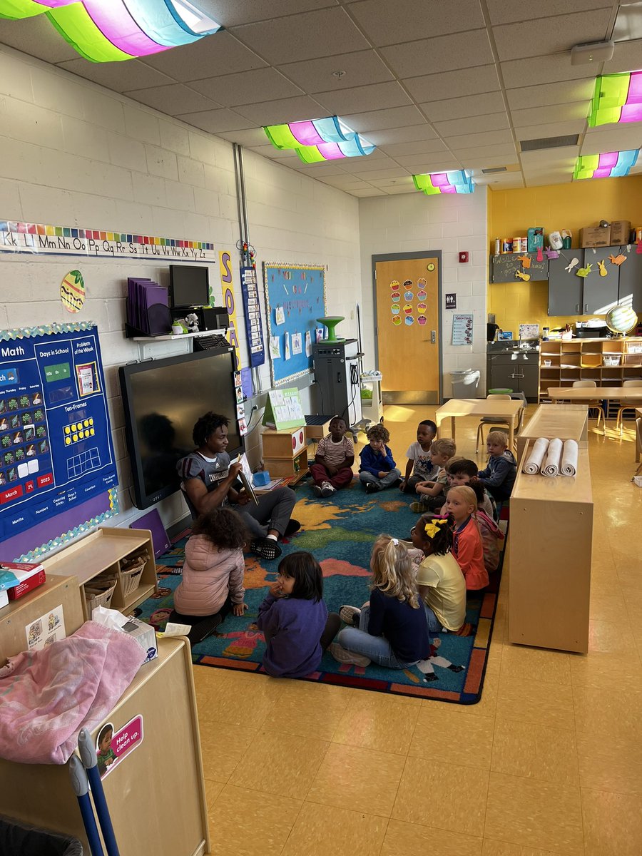 CvilleTigersFB's tweet photo. Awesome Time @ Campbellsville Elementary this Morning #MoreThanAGame https://t.co/hmUWx9F9TH