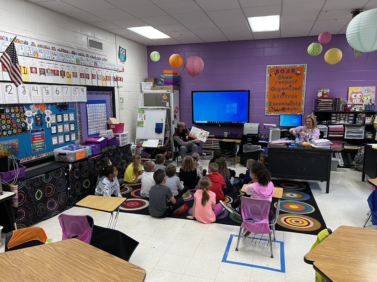CvilleTigersFB's tweet photo. Awesome Time @ Campbellsville Elementary this Morning #MoreThanAGame https://t.co/hmUWx9F9TH