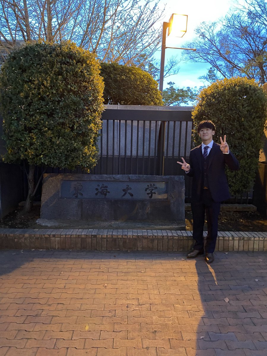 PND_TOKAI's tweet photo. 新入生の皆さん、あと２日で入学式ですね🎉
課題やっていますか？正直、あんなのやらなくていいです😂
そんなことより私たちといっしょにサークルで楽しい思い出作りましょう😎

今日は代表の入学式の写真をどーぞ🥳

入学式ビラ配りしてます🙌

#春から東海大#PND https://t.co/gxjrKDmDKS