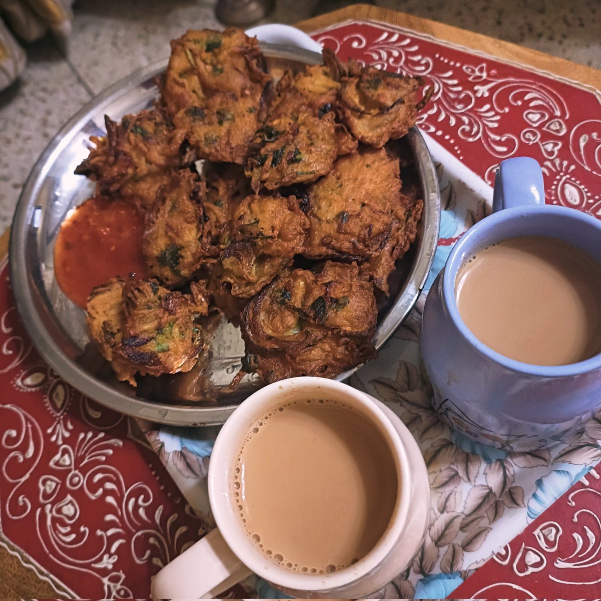 Jitumoni28's tweet image. Aaj Mausam bemaan hai Delhi ke, 
#Chai #Baarish #Pakode Best Trio..