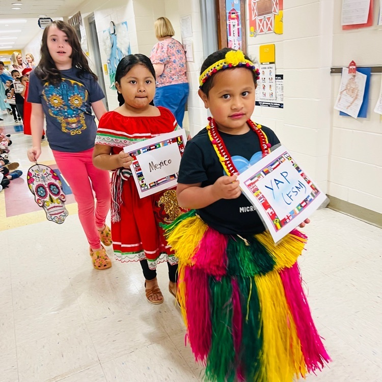 Smith_Seabees's tweet photo. This morning we started our day with a global parade! Staff and students dressed in cultural attire representing the different countries they are from and paraded the halls! What an exciting morning for everyone! 🌎🐝💙 #GlobalLeaders #UnitingOurWorld @absspublic @participatelrng https://t.co/lLILOLviHb