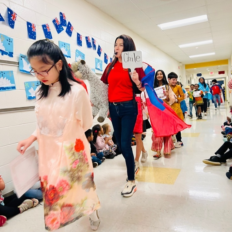 Smith_Seabees's tweet photo. This morning we started our day with a global parade! Staff and students dressed in cultural attire representing the different countries they are from and paraded the halls! What an exciting morning for everyone! 🌎🐝💙 #GlobalLeaders #UnitingOurWorld @absspublic @participatelrng https://t.co/lLILOLviHb