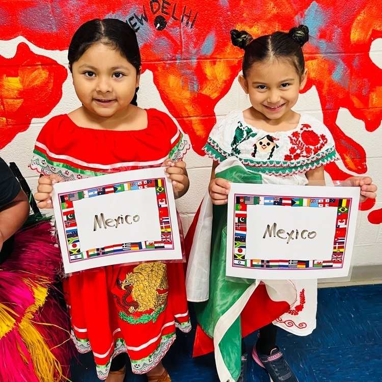Smith_Seabees's tweet photo. This morning we started our day with a global parade! Staff and students dressed in cultural attire representing the different countries they are from and paraded the halls! What an exciting morning for everyone! 🌎🐝💙 #GlobalLeaders #UnitingOurWorld @absspublic @participatelrng https://t.co/lLILOLviHb