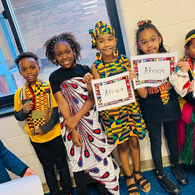 Smith_Seabees's tweet photo. This morning we started our day with a global parade! Staff and students dressed in cultural attire representing the different countries they are from and paraded the halls! What an exciting morning for everyone! 🌎🐝💙 #GlobalLeaders #UnitingOurWorld @absspublic @participatelrng https://t.co/lLILOLviHb