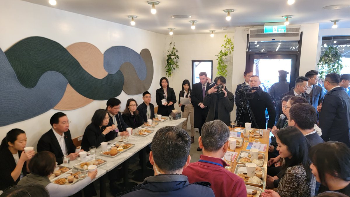taiwanplusnews's tweet photo. In New York for a Taiwanese breakfast.
President @iingwen is meeting with a group of Taiwanese professionals over suncakes and soymilk at Brooklyn’s Win Son Bakery. https://t.co/snxjiu6o8X