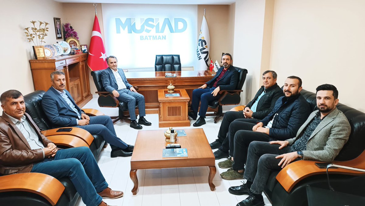 Şube başkanımız <a href="/selmannasiroglu/">M.Selman Nasıroğlu</a> teşkilat Bşk <a href="/OzogulHamdullah/">Hamdullah ÖZOĞUL</a> hizmet sektörü bşk <a href="/yilmazomer72/">ömer</a> ile beraber, <a href="/MUSIADBatman/">MÜSİAD Batman</a> Şubesinin 
8.Genel Kurulunda yeni seçilen <a href="/irfanozdemir72/">İrfan Özdemir</a> ve yönetimine hayırlı olsun ziyaretinde bulundu.Başkan ve ekibine başarılar diliyoruz