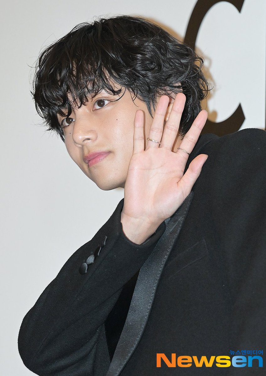 btspicstwt_'s tweet photo. [📸 PHOTOS] #V at the Pop-up Celine store in South Korea.. (2)

[source: k-media] https://t.co/d9W0zubN35