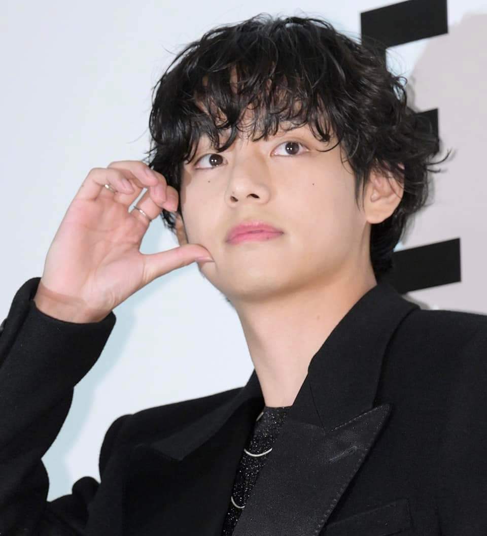 kthvtaetae_7's tweet photo. KIM TAEHYUNG AT CELINE EVENT.💜🐯
#CelineBoyV #celineEvent #KimTaehyung #KimTaehyungxCeline #celine #TAEHYUNGxCELINE #TAEHYUNG #V #BTSV #BTS #BTSARMY #WeLoveYouTaehyung https://t.co/AsBBBWHYV6