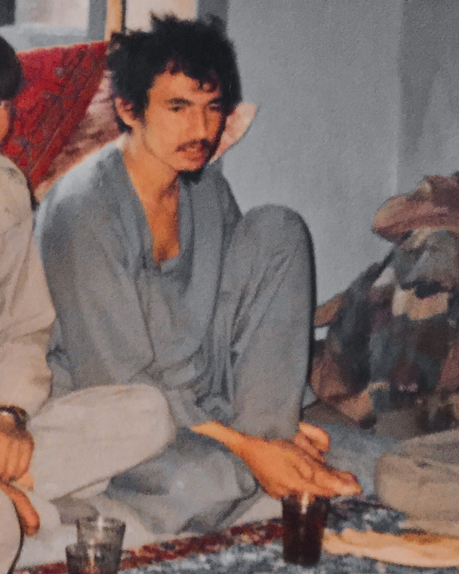 خاطره ماه رمضان ۱۳۷۴ 🧵

پس از سقوط سنگر های حماسه ساز غرب کابل توسط جریان معامله و خیانت، سربازان مقاومت برای ادامه راه شهدا در در مناطق مرکزی ادامه دادند. که مقر مرکزی غند دوم قهرمان در دهن پرانداز دره ترکمن مستقر شد. 
     خانواده قصه میکنند که سردار مقاومت مثل رهبران و نظامی