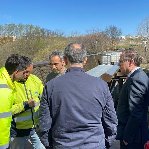 aytoSalamanca's tweet photo. El fin de semana se abrirá a peatones y ciclistas la #pasarela en acero de 165 metros sobre el río #Tormes, junto a la pesquera de Tejares, que conectará con El Marín y enlazará con los corredores verdes interconectando los barrios trastormesinos.
https://t.co/nO76q80Pr7 https://t.co/t3rHUNnymU