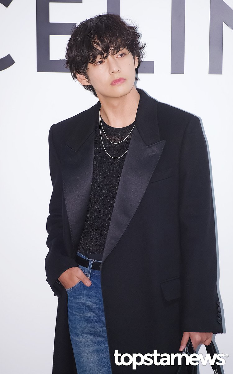 TSN_PHOTO's tweet photo. 방탄소년단(BTS) 뷔, ‘조.각.비.주.얼’ (셀린느 포토콜) [HD포토] #뷔 #방탄소년단 #BTS #셀린느 #포토콜 #프리뷰 https://t.co/1iq6zfBzcX <- Original Photo https://t.co/4PlHMCy9kY