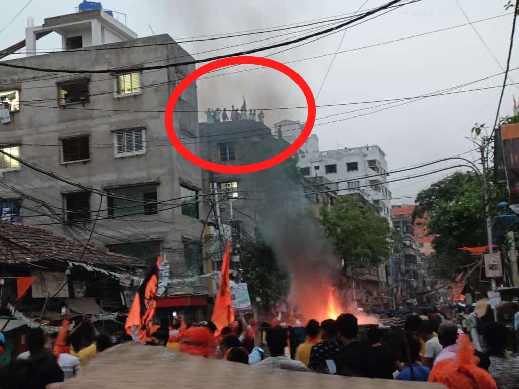 epanchjanya's tweet photo. बंगाल के हावड़ा में भयानक बवाल !!

रामनवमी शोभायात्रा पर कट्टरपंथी मुसलमानों ने आसपास की बिल्डिंग की छत से किया पत्थरबाजी।

शहर में आगजनी ,  दंगे का माहौल !! https://t.co/zfjGG7q99m