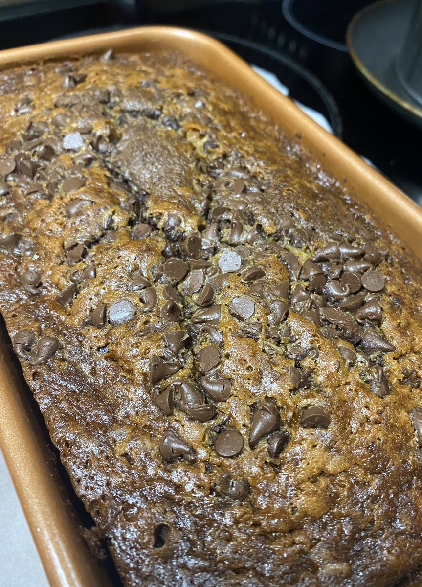 getbaked210's tweet photo. Grey, rainy weather=snuggle up and have a piece of super moist chocolate chip banana bread with your morning coffee! 🍌🍞🍫☕️ https://t.co/mpu219Bfry