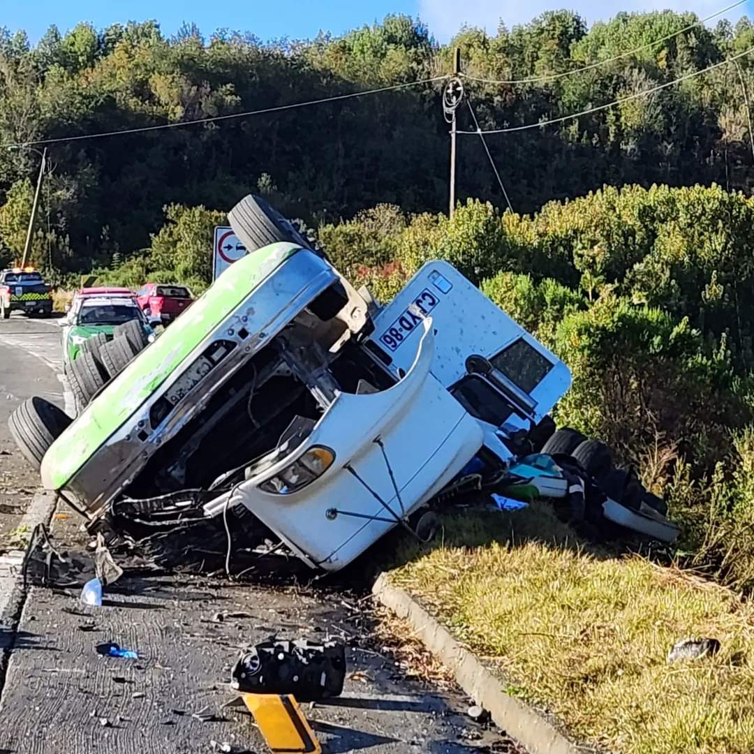 luisvil71's tweet image. #Quellón: Accidente de tránsito sector #Compu km 1238 #ruta5 se trató de colisión alta energía entre Tracto camión con semirremolque y camioneta,

dejando como saldo dos personas lesionadas quienes fueron atendidos y trasladados al servicio de urgencia del hospital de #Castro.