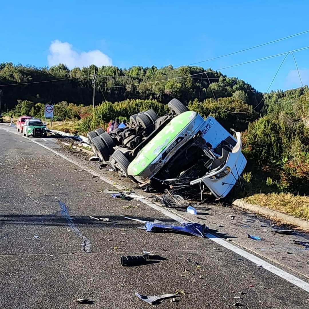 luisvil71's tweet image. #Quellón: Accidente de tránsito sector #Compu km 1238 #ruta5 se trató de colisión alta energía entre Tracto camión con semirremolque y camioneta,

dejando como saldo dos personas lesionadas quienes fueron atendidos y trasladados al servicio de urgencia del hospital de #Castro.