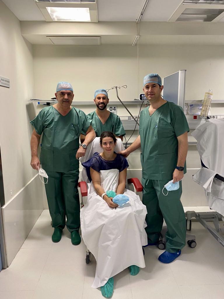 BMMalagaCosta's tweet photo. 🏥✅

@29GabrielaP ha sido intervenida con éxito en su rodilla derecha este jueves en el Hospital Vithas Málaga por los doctores Alejandro Espejo Baena y Alejandro Espejo Reina

💪 Moita força Gabi! https://t.co/AnYXheuFnh