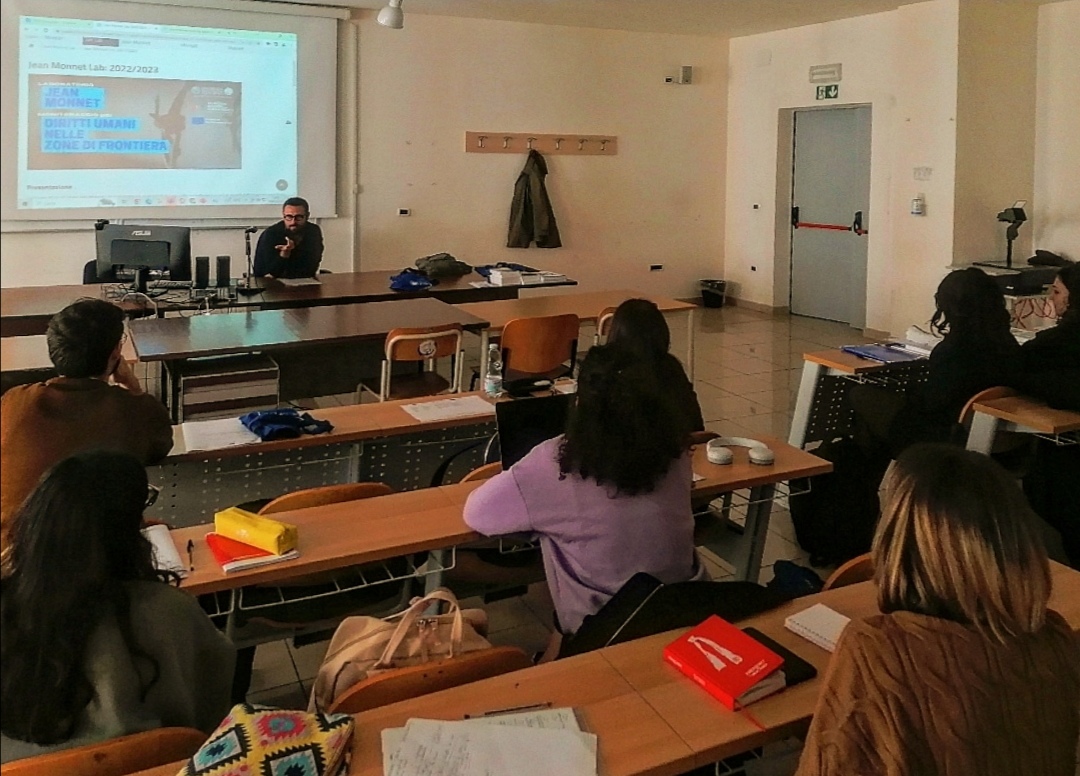 Primo incontro del Jean Monnet Lab 22/23 <a href="/unibait/">Uniba.it Aldo Moro</a> 
Quest'anno ci concentreremo sugli hotspot e le pratiche di confinamento nelle zone di frontiera

il programma calendario qui: manageweb.ict.uniba.it/it/elenco-siti…

#migrazioni
#confini
#hotspot