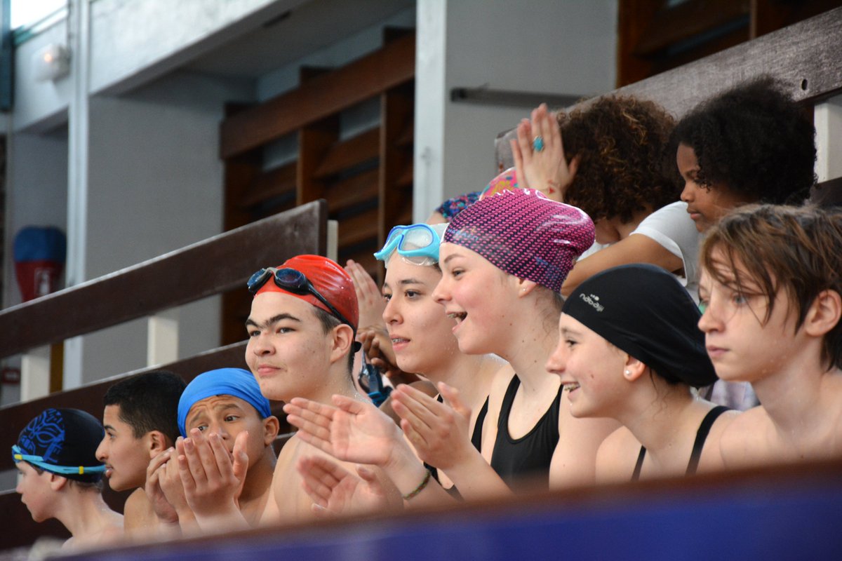 💦 L'athlète a partagé le bassin avec des collégiens de Pierre-de-Ronsard, dans le cadre du projet #JO2024 "Il nuoto e l’inclusione : le langage de l’eau" porté par le collège en faveur de l'égalité d'accès à la pratique sportive.