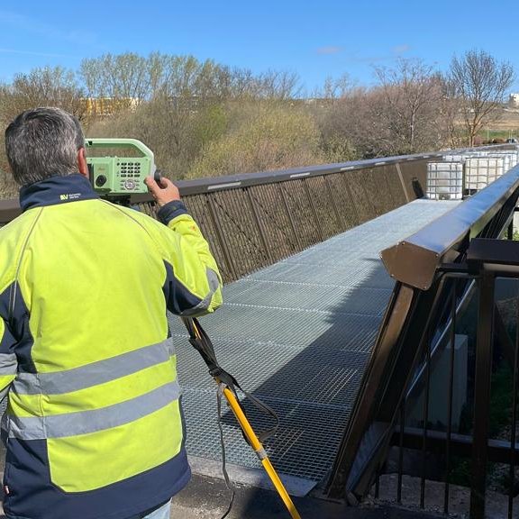 aytoSalamanca's tweet photo. El fin de semana se abrirá a peatones y ciclistas la #pasarela en acero de 165 metros sobre el río #Tormes, junto a la pesquera de Tejares, que conectará con El Marín y enlazará con los corredores verdes interconectando los barrios trastormesinos.
https://t.co/nO76q80Pr7 https://t.co/t3rHUNnymU