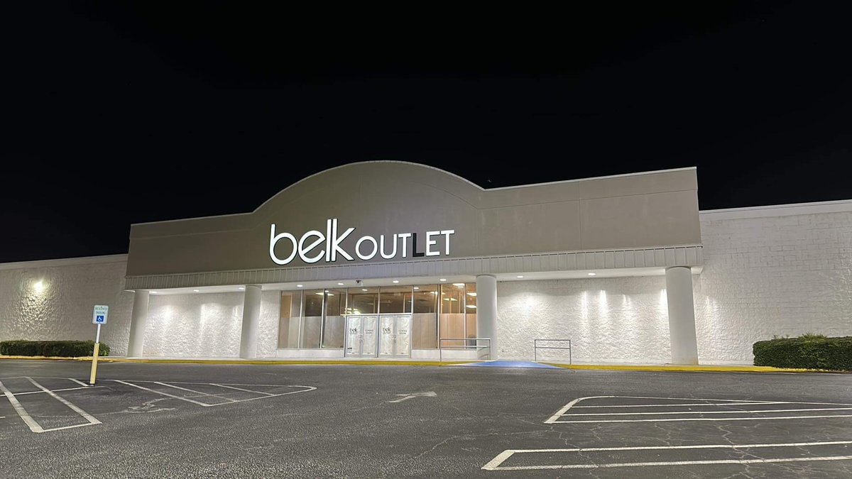 Grocerying's tweet photo. #Belk Outlet in Laurens, SC, was scheduled to open today but according to local resident Chris who sent us this photo, the opening has been delayed. The store will have an “all sales final” policy, and apparently they have downsized their footprint from the original @Belk. https://t.co/mEHkmtpJye