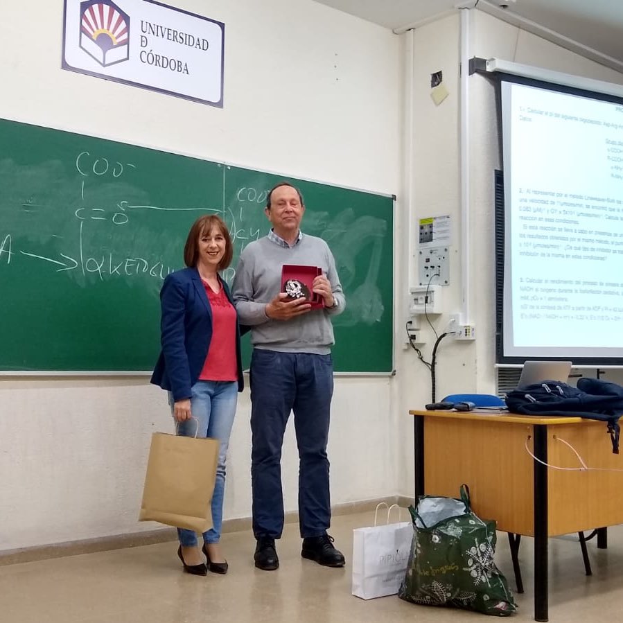 Fac_CienciasUCO's tweet photo. 🗣Hoy hemos asistido a la última clase del Prof. Jesús Diez Dapena tras 43 años como docente e investigador Dpto.
Bioquímica y Biología Molecular
Un encuentro especial y muy emotivo para la comunidad universitaria @Fac_CienciasUCO 
Muchas gracias por tu dedicación y esfuerzo 💙 https://t.co/whb2rOJHXe
