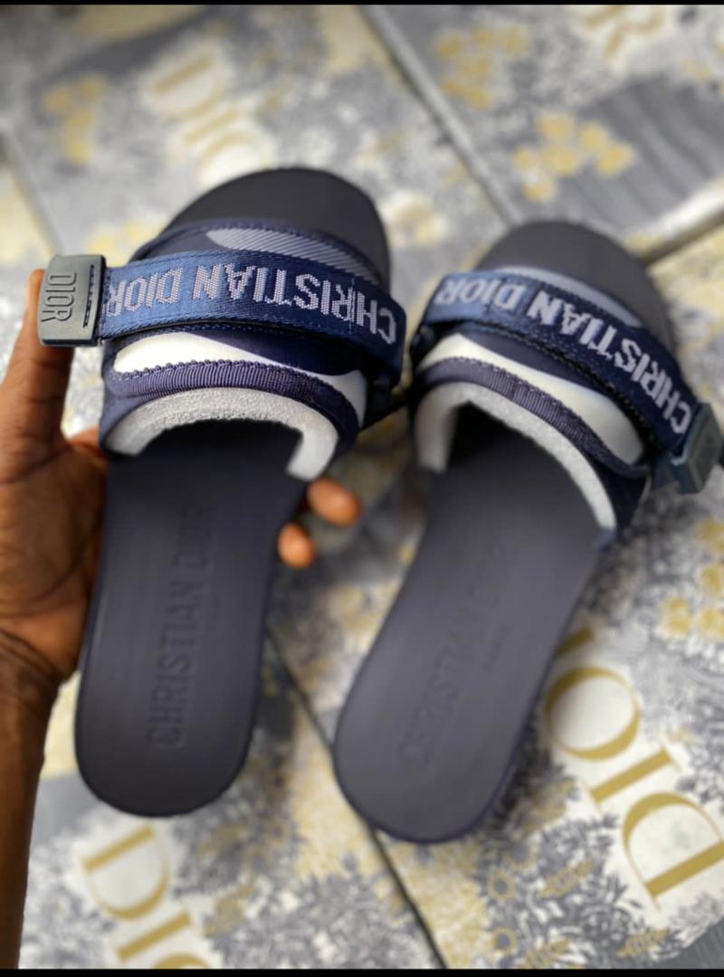 stcelinelagos's tweet photo. NEW IN, SLIPPERS 🛍️💰
PRICE:20,000
AVAILABLE FOR IMMEDIATE DELIVERY
P:S we do not own the rights to this video/picture/music
#stcelineshoes #stcelinebags
#bags #clothes #Davido #chioma
#blessingceo #SSandSE https://t.co/0BDt7IhHgA
