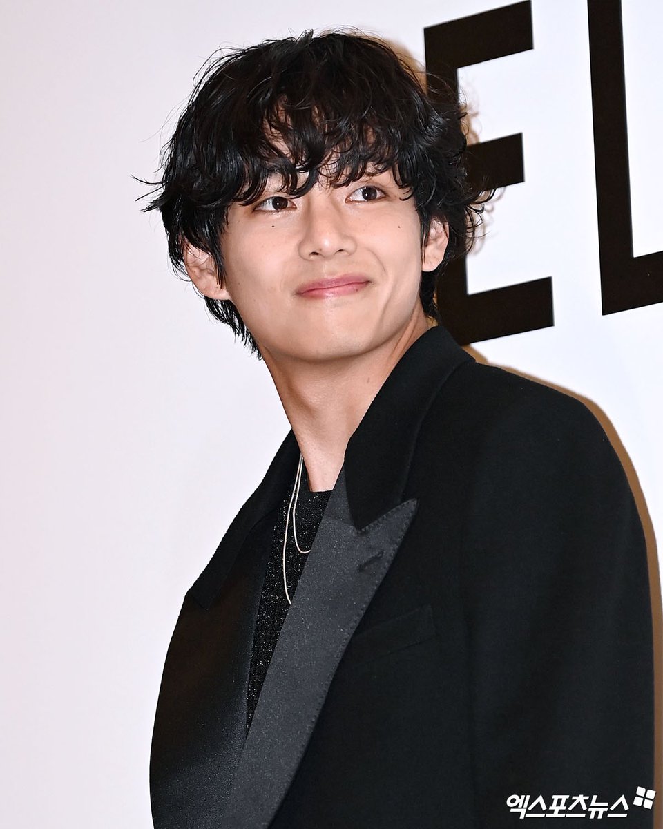 btspicstwt_'s tweet photo. [📸 PHOTOS] #V at the Pop-up Celine store in Korea.. (8)

[source: k-media] https://t.co/CsYd5FRzm7