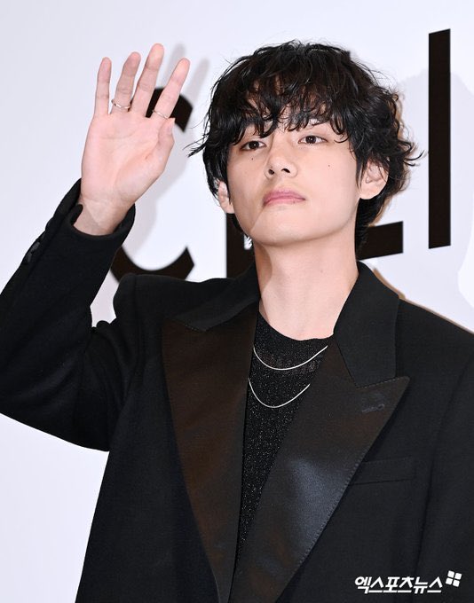 btspicstwt_'s tweet photo. [📸 PHOTOS] #V at the Pop-up Celine store in Korea.. (8)

[source: k-media] https://t.co/CsYd5FRzm7
