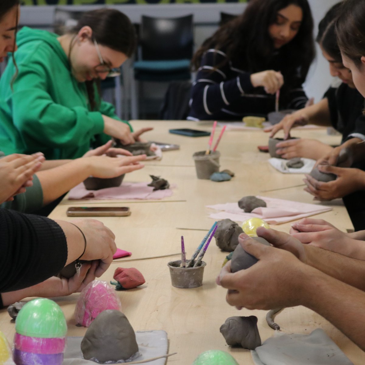 HullUniUnion's tweet photo. Some beautiful ceramic pieces have been crafted by students at yesterday’s Pottery Workshop.
Keep your eyes peeled for future sessions led by Leafy Lane Potteries on Give it a Go programme.
#Pottery #Workshop #LeafyLane #GIAG https://t.co/37WllcMybt