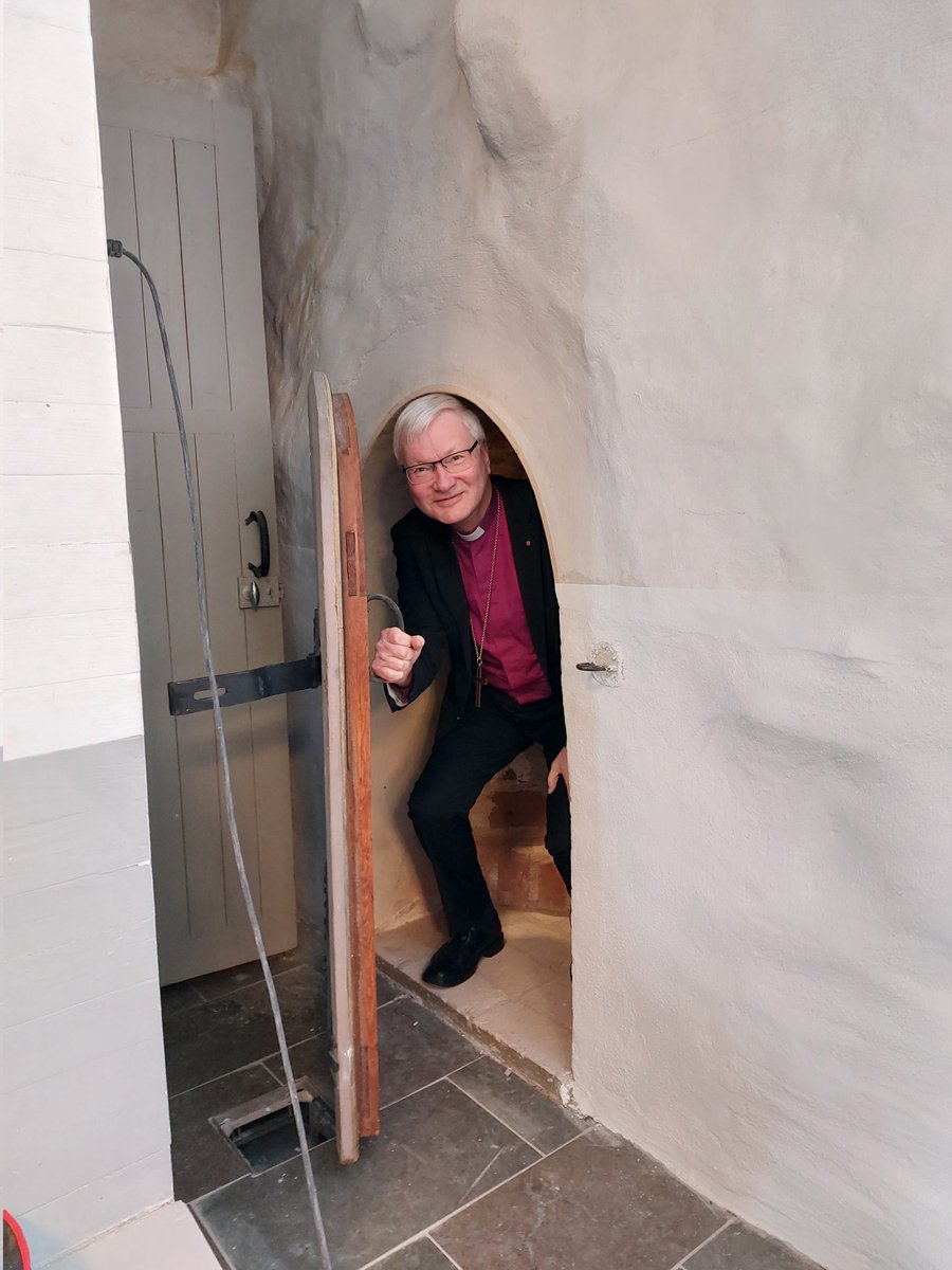 Tainionvirran seurakunnan piispantarkastuksessa pääsin tutustumaan Sysmän Pyhän Olavin keskiaikaisen kirkon ulkosaarnatuoliin. Kirkon remontti on seurakunnalle tärkeä ja samalla merkittävä kulttuuriteko. #Tainionvirtasrk #Sysmä #kirkko