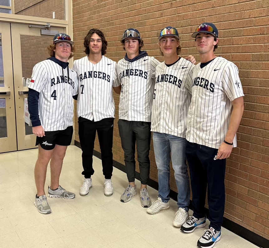 LSBNBoosters's tweet image. Some of our Varsity players posed for a photo after helping with Middle School Carpool Lines.

Thanks for allowing us time on your campus. It was nice to return where were were once students. #rsr 

 @TrentAthletics @Staffordsports @JeffGuelker @StaffordSpartn