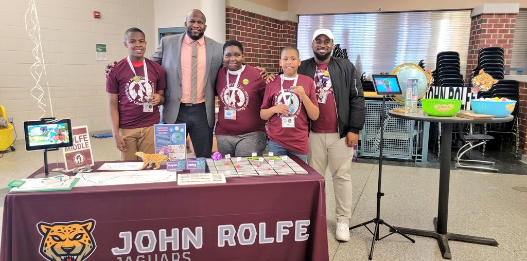 aboyd_steam's tweet photo. It was an exciting night at #Henrico21 The @JohnRolfeMS boys did a great job sharing their projects as our resident experts on @Ozobot, #codeandgomouse, and @3Doodler. Adults and children got to try their hand at this technology as well! @HCPS_Innovates https://t.co/qyFVvWLKAT